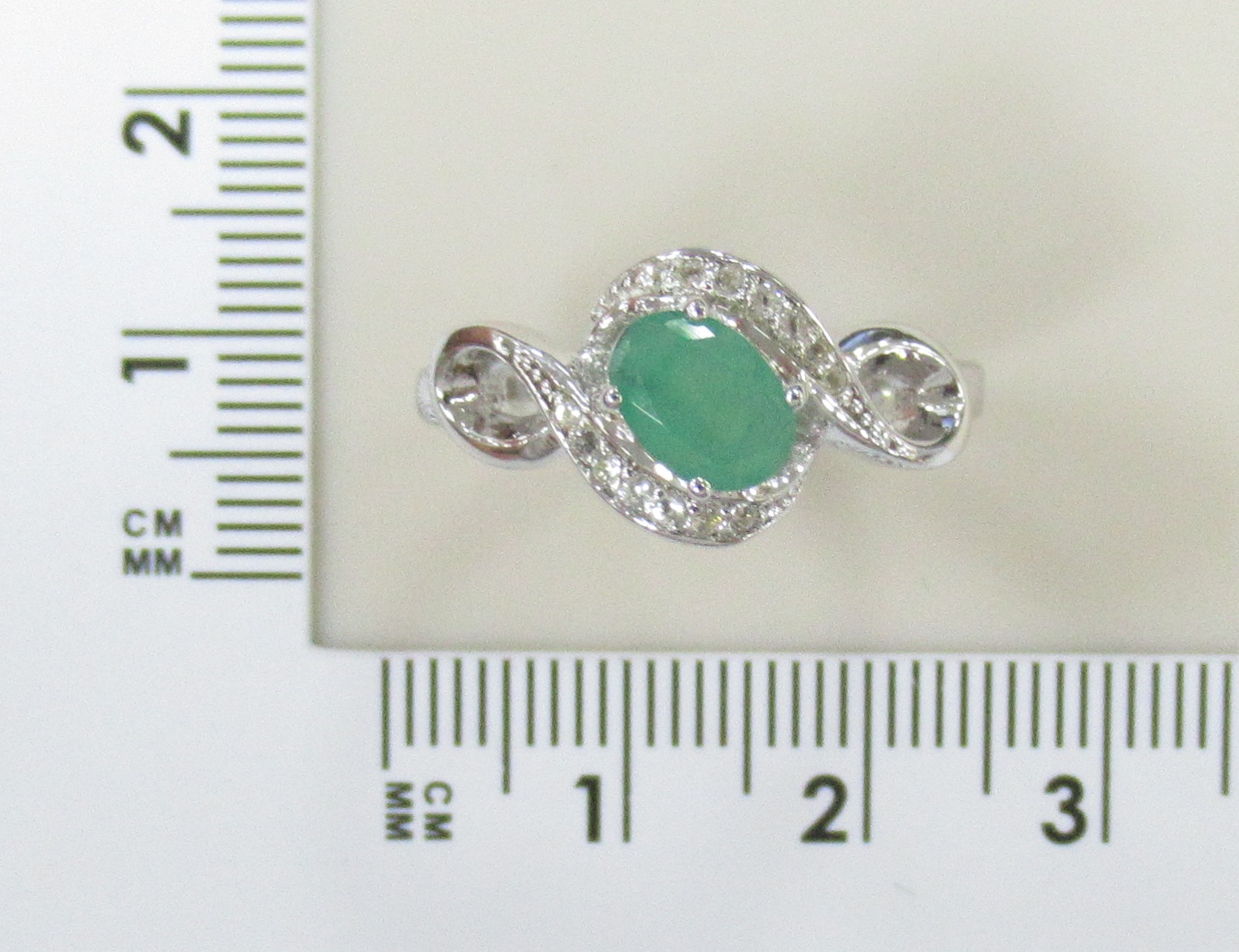 Серебряное кольцо 925 пробы; вставки 1 Изумруд (F) 0,65 ct 3/Г3; 14 Топаз бел. 0,1 ct;